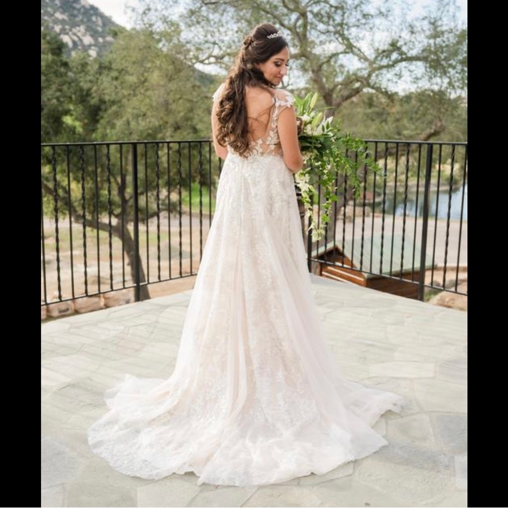 BRAND NEW. Wedding dress!!!